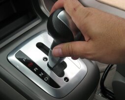 Как в автошколе проходит обучение новичков вождению автомобиля с АКПП