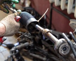 Распределитель рулевой рейки: признаки неисправности и ремонт