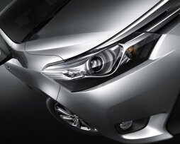 Как поменять лампочки в фарах «Тойоты Короллы» и отрегулировать оптику