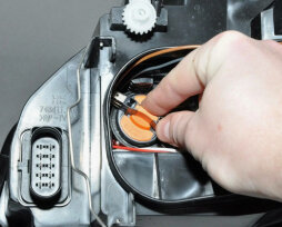 Замена лампы ближнего света «Лада Приора» — как поменять самому