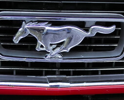 Все марки машин с логотипом лошади на эмблеме