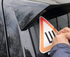 Как бесследно и быстро убрать наклейку со стекла или бампера