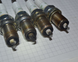 Нужно ли менять свечи зажигания в автомобиле, если двигатель работает нормально