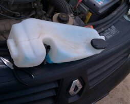 Как заменить бачок омывателя на Рено Логан