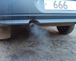 Белый дым из выхлопной трубы бензинового двигателя