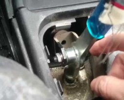 Замена обоймы рычага КПП на «Калине»