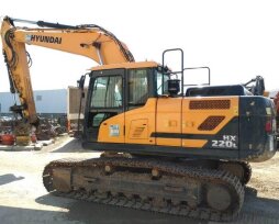 Проворный экскаватор Hyundai HX220L справляется с морозным грунтом