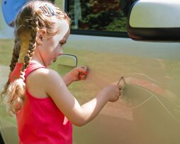 Что делать, если ребенок поцарапал чужую машину во дворе