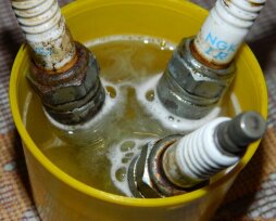 Как самостоятельно почистить свечи зажигания в домашних условиях