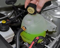 Как правильно заливать антифриз в систему охлаждения