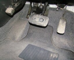 Провалилась педаль тормоза на Ниссан Жук — причины неисправности