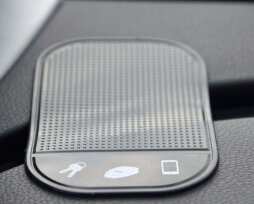 Противоскользящий коврик на панель автомобиля