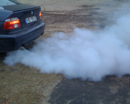 После смены масла пошел дым из выхлопной трубы: причины, что делать