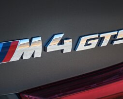 Как правильно приклеить шильдик на машину