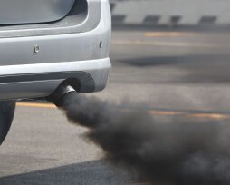 Синий (голубой, сизый) дым из выхлопной трубы бензинового двигателя: причины появления, как убрать