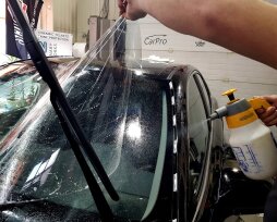 Бронирование лобового стекла автомобиля виниловой пленкой