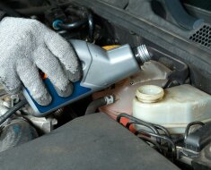 Почему старая тормозная жидкость опасна