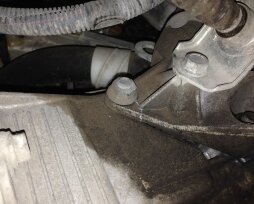 Крепление коробки передач на Ладе Гранте