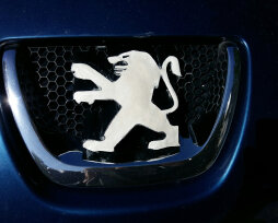 Машины со значком льва