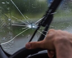 Можно ли поставить автомобиль на учет с трещиной на лобовом стекле в 2025 году