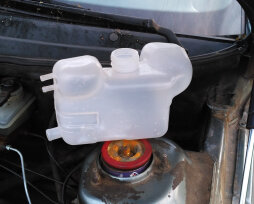 Почему уходит антифриз из расширительного бачка