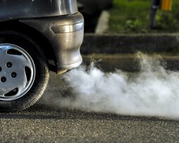 Дым из выхлопной трубы дизельного двигателя на холостых оборотах