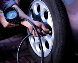 Какое давление нужно поддерживать в шинах зимой и летом