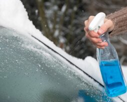 Размораживатели стекол для авто: ТОП-7 лучших средств