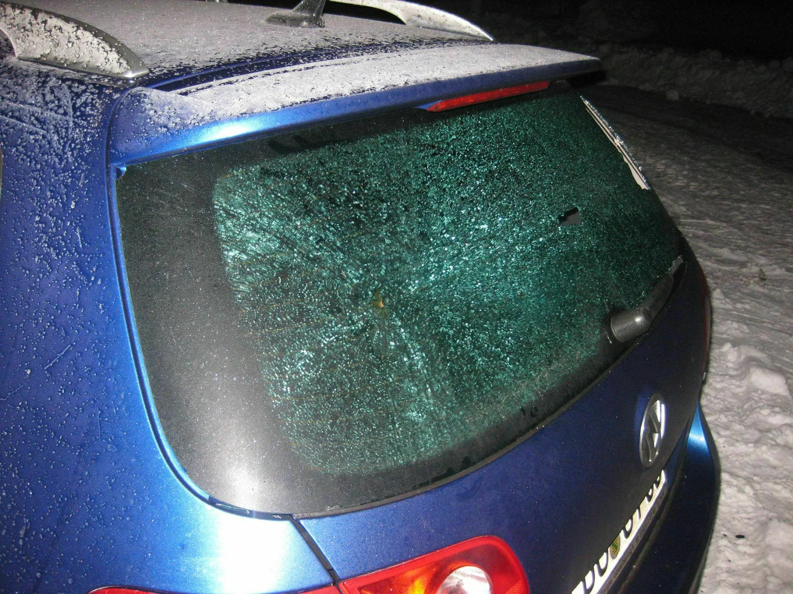 Заднее стекло Пассат б5 разбито