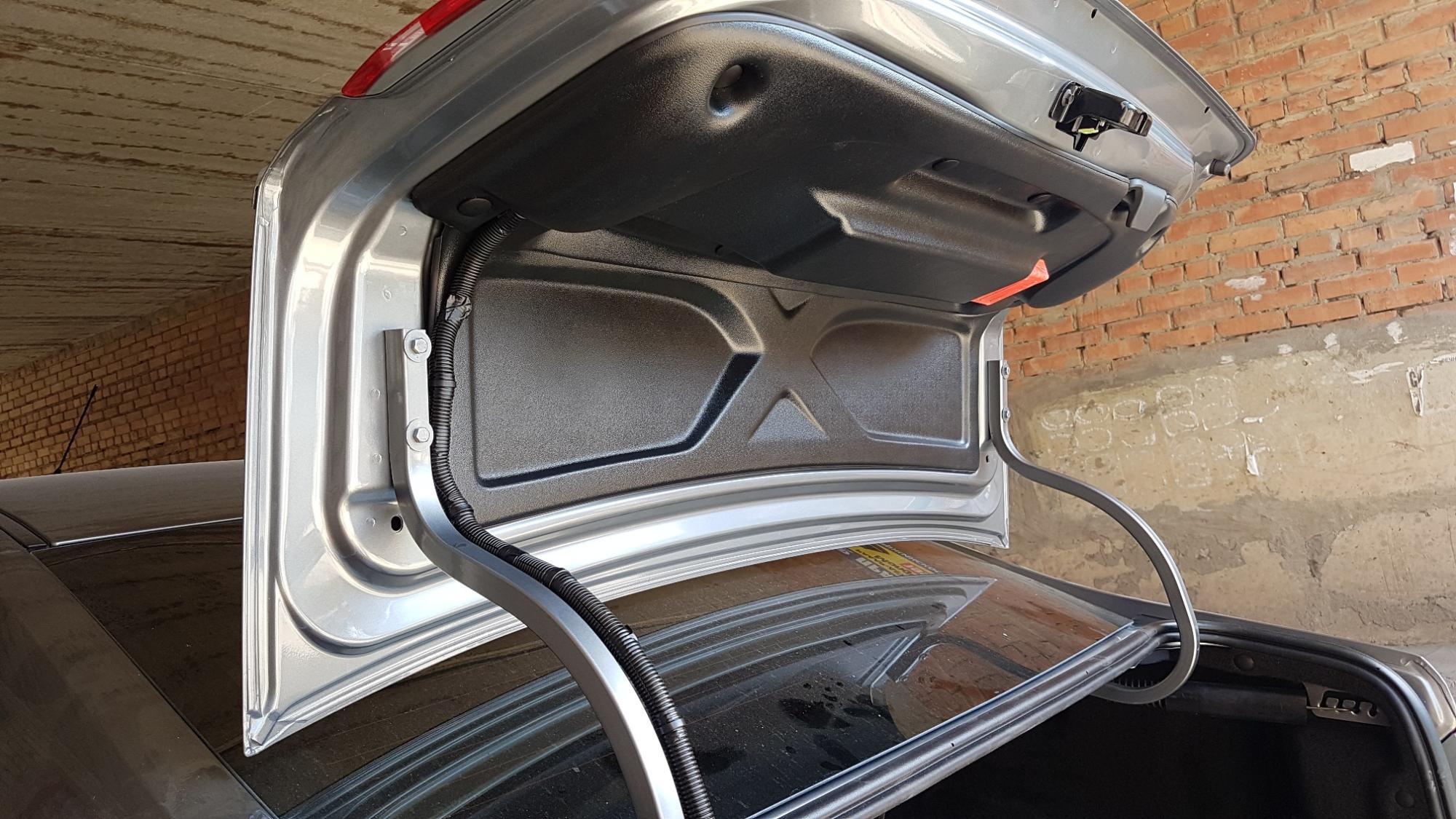 Демонтаж фонаря с крышки багажника
