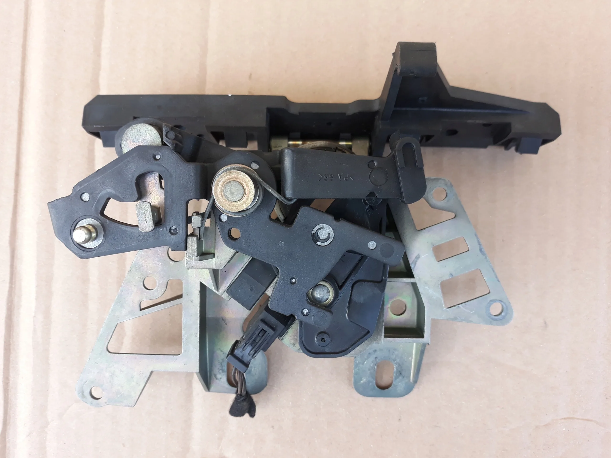 Замок крышки багажника на «Пассат Б5»