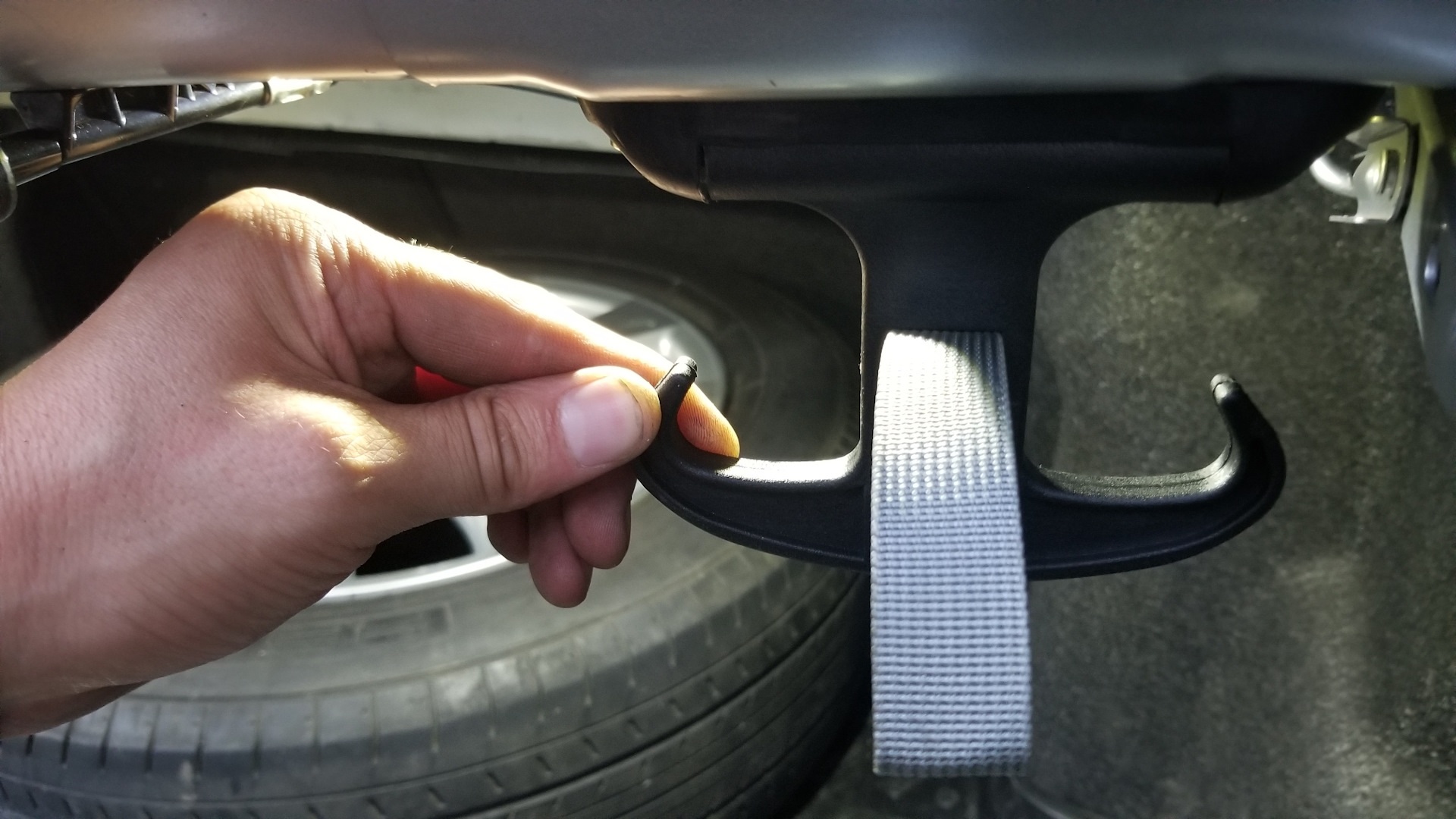 Toyota Camry - крючки в багажнике