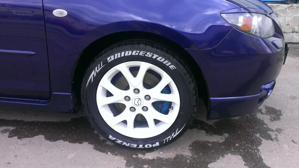 Белые надписи на покрышках авто