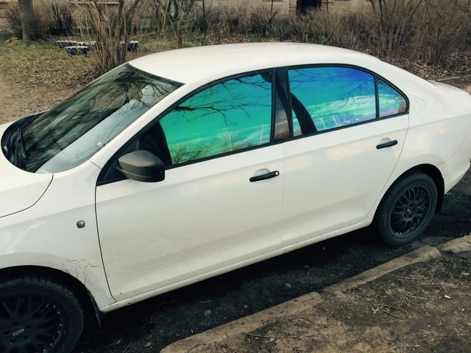 Зеркальная тонировка на автомобиле Школа Октавия