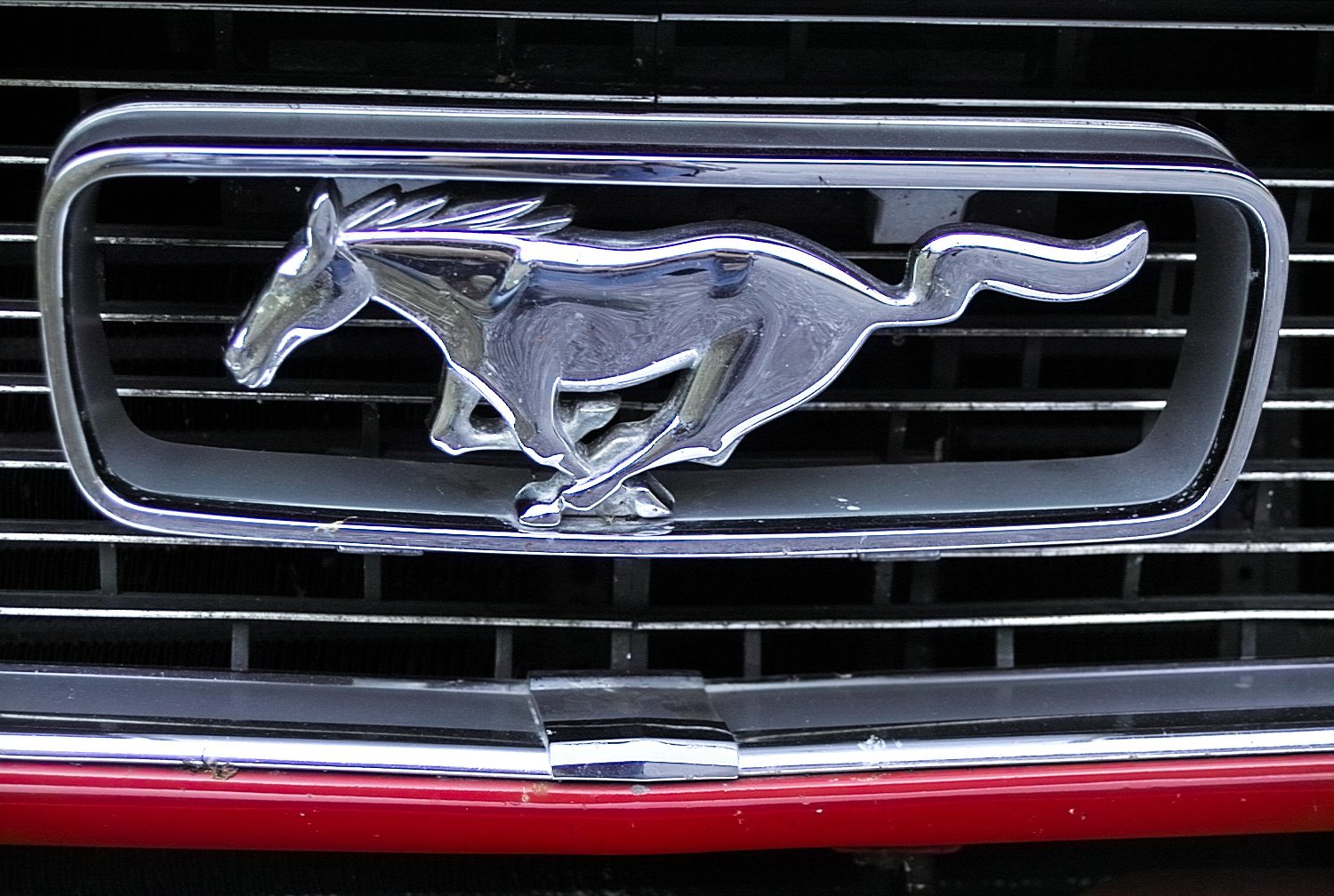 Эмблема лошадь на машине марка машины фото