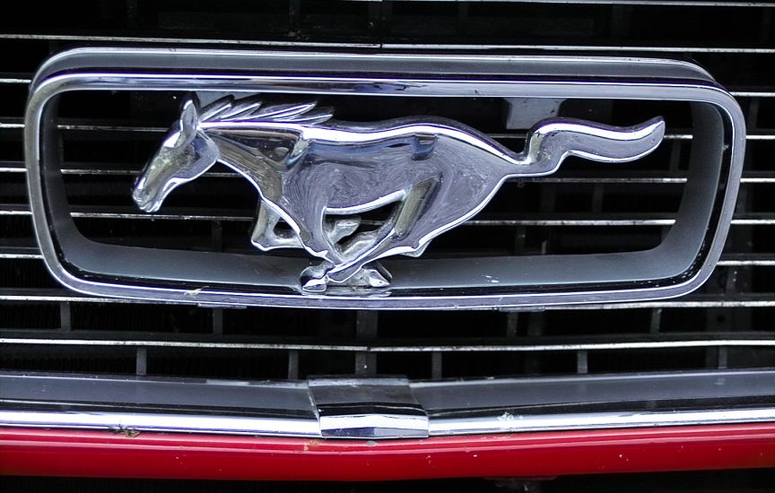 марки машин с лошадью на эмблеме