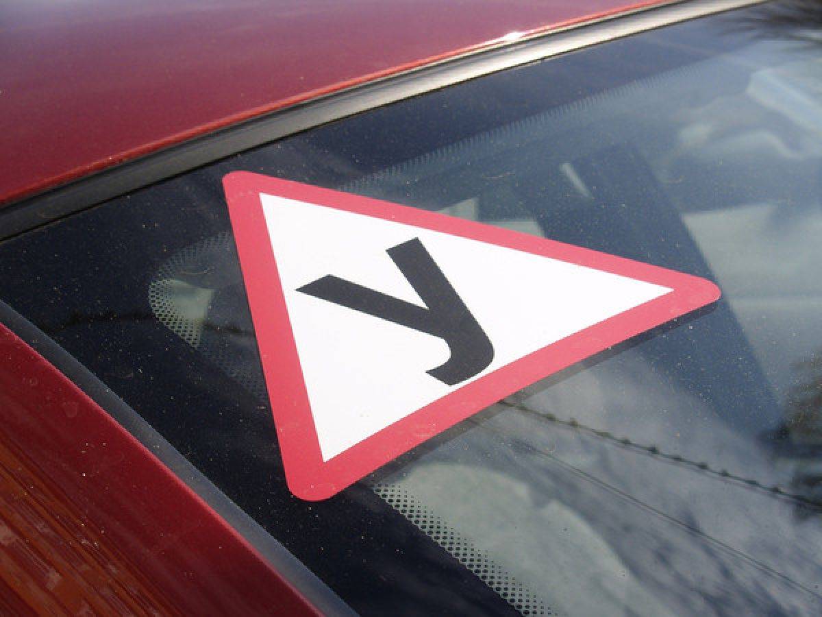 Знак «У» на автомобиле