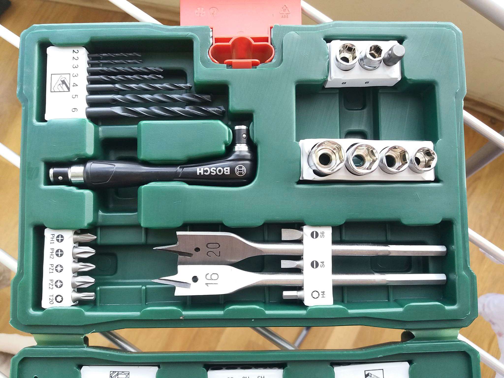 набор инструментов для автомобиля Bosch в чемодане