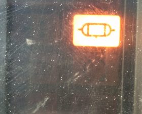 Мерседес — горит непонятный значок, что значит?