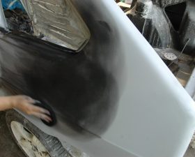 Зачем мастер мажет кузов чем-то черным? Зачем мастер мажет кузов чем-то черным?