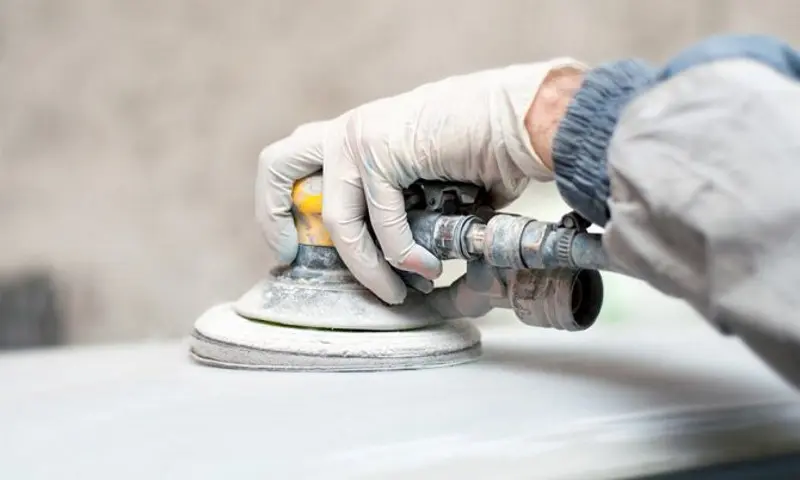 Зачищать грунтовку рекомендуется при помощи шлифмашинки