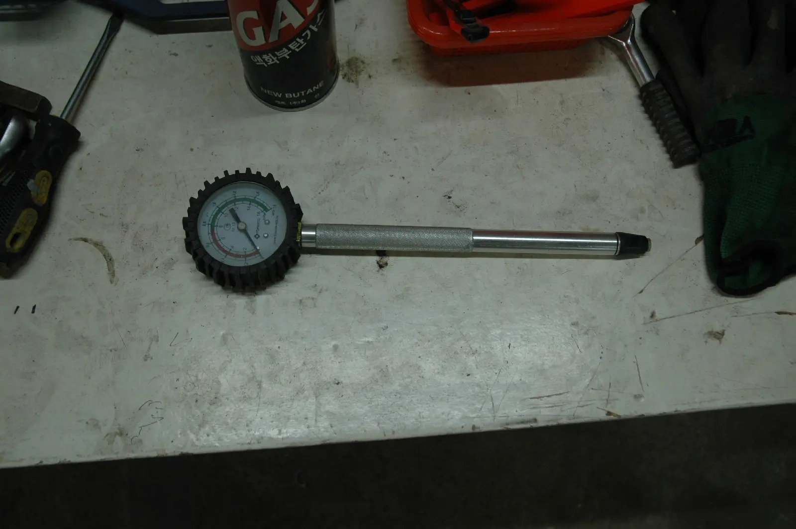 С помощью этого прибора (компрессометра) измеряют компрессию мотора