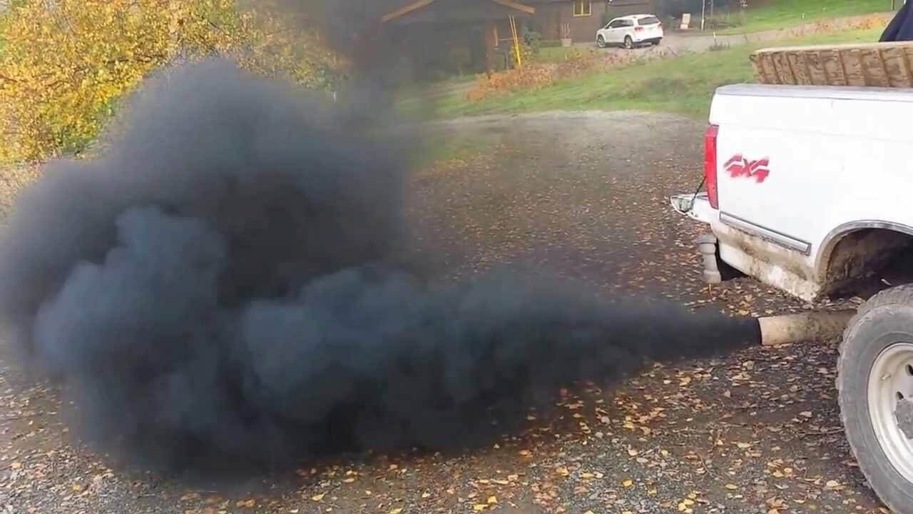 Черный дым из выхлопной трубы дизель при резком нажатии на педаль газа