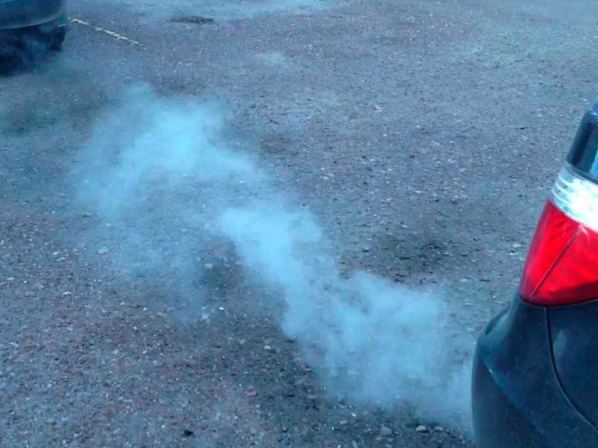 Сизый дым из глушителя дизельного двигателя