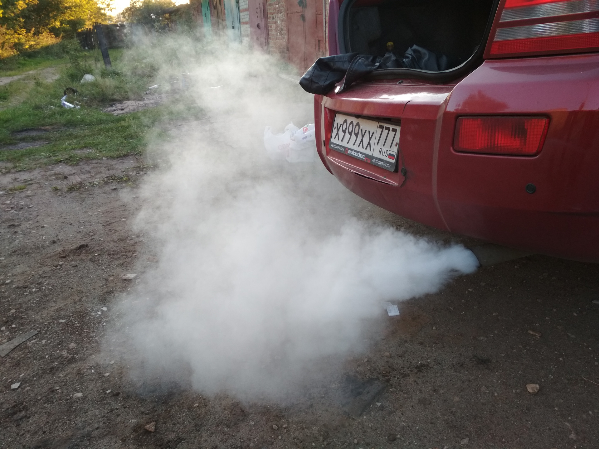 Почему из выхлопной трубы машины идёт белый дым?