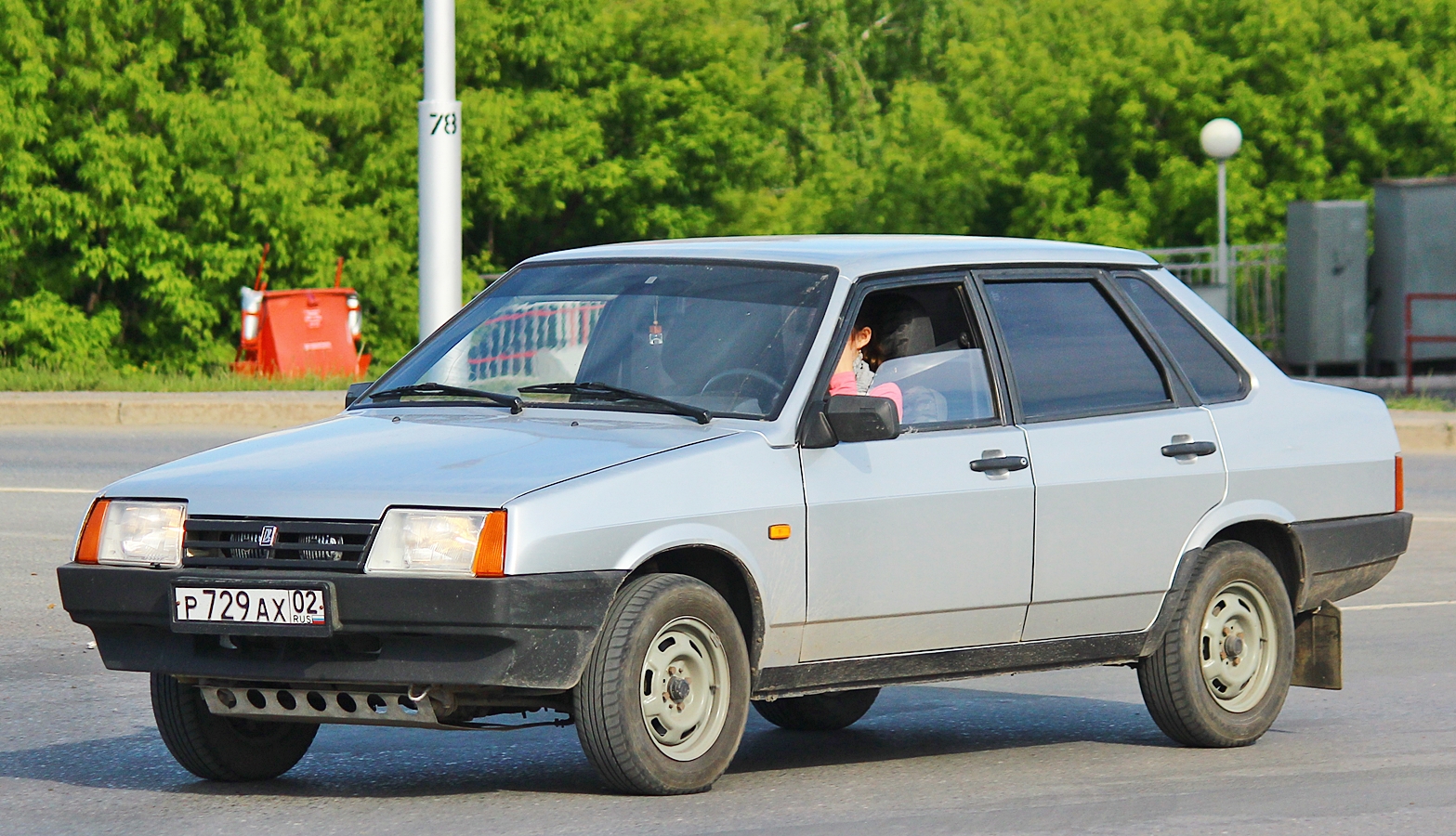 Советский автомобиль ВАЗ 21099