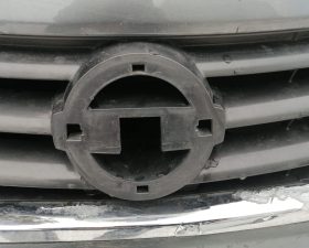 Крепление эмблемы на решетку радиатора