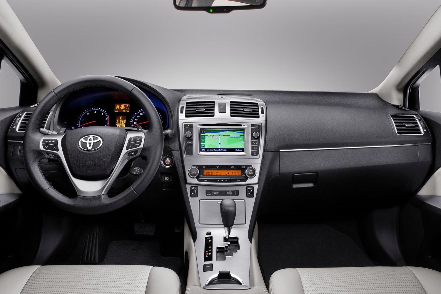 Интерьер салона Toyota Avensis