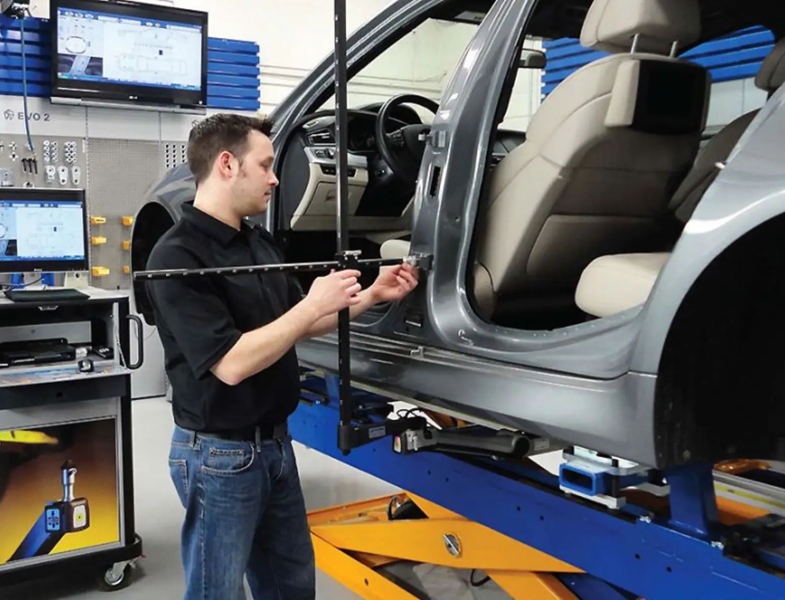 Проверка геометрии кузова на стенде в мастерской кузовного ремонта