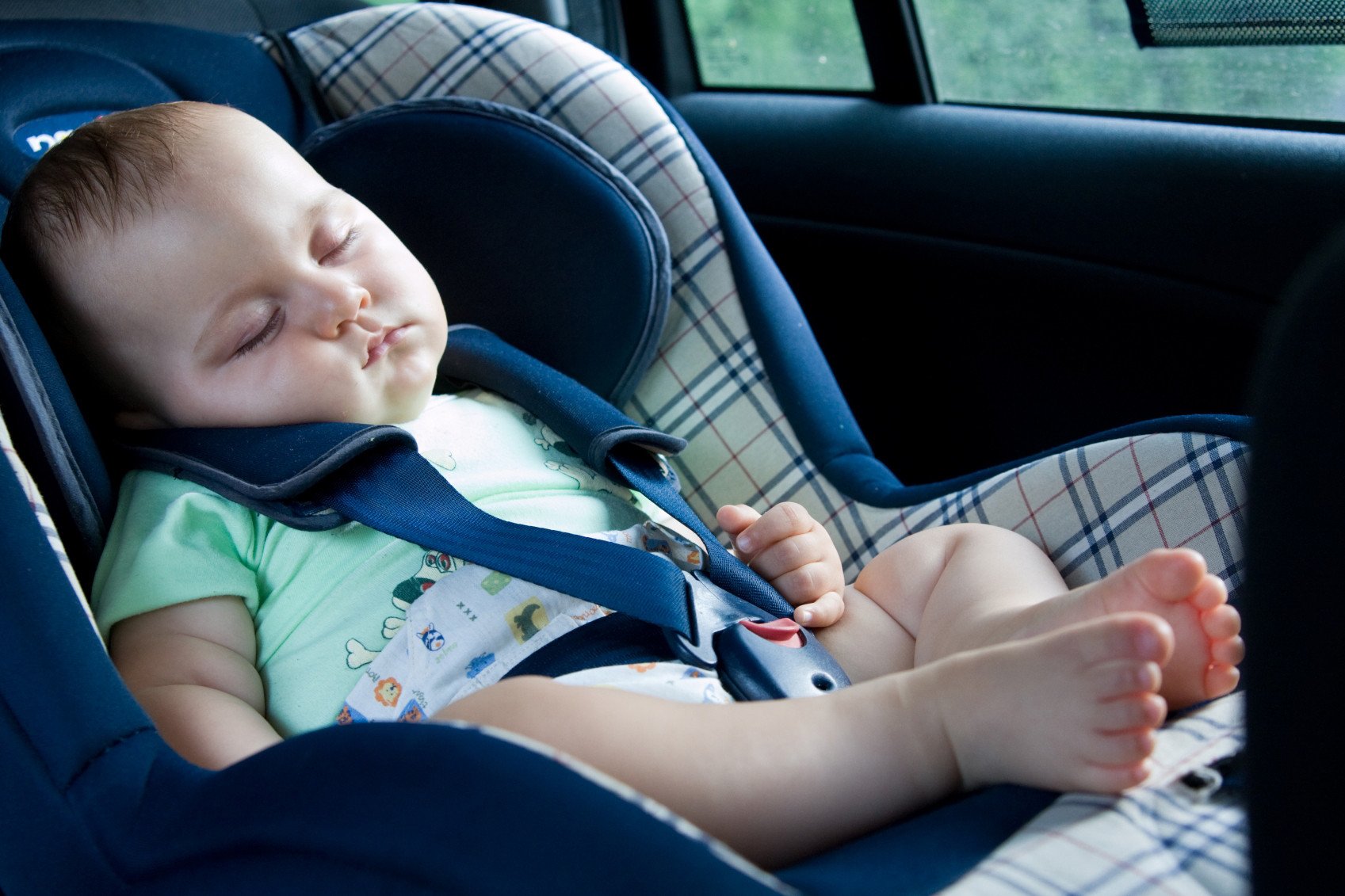 Ребенок спит в машине